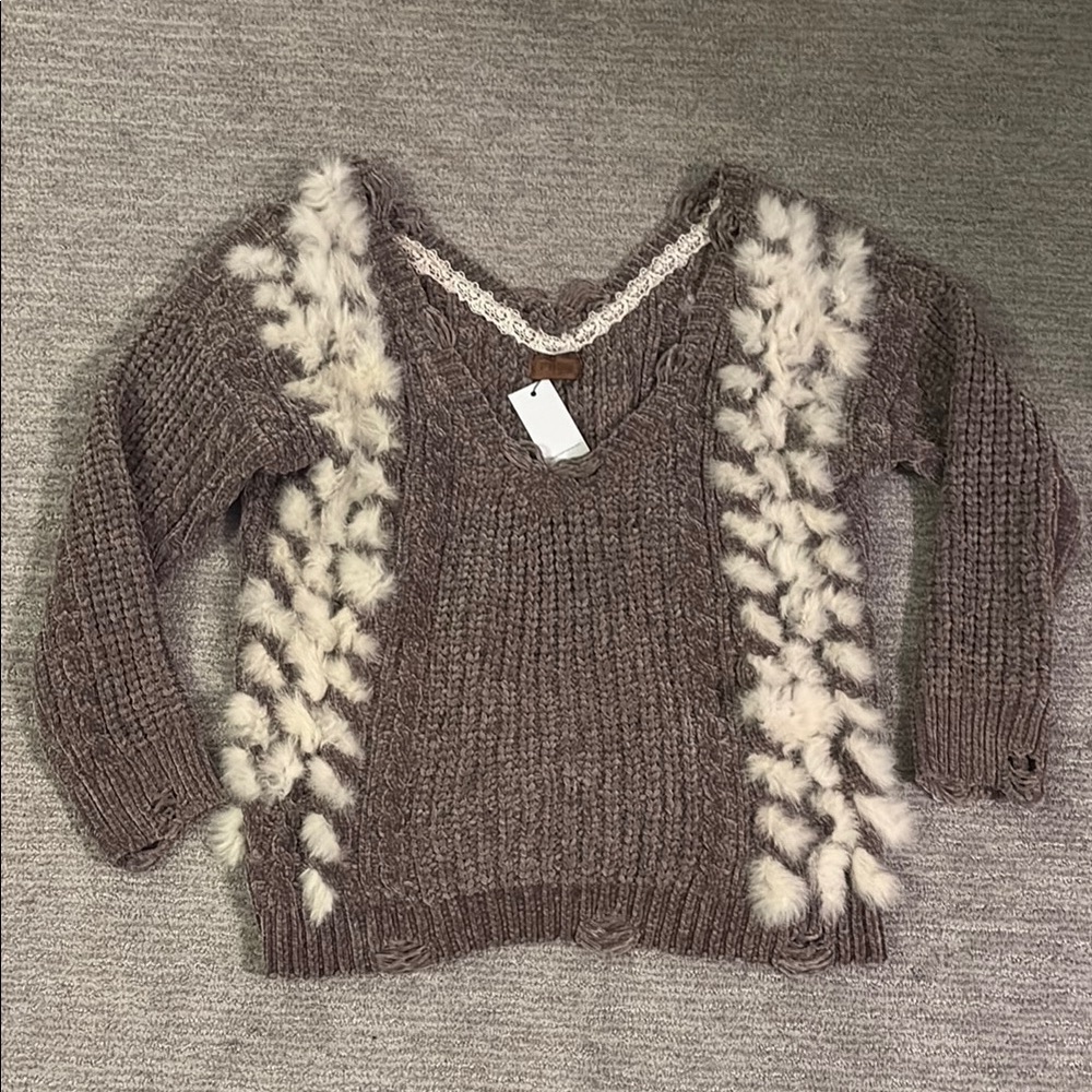Cream and Brown V-Neck Sweater with Textured Stripes pol